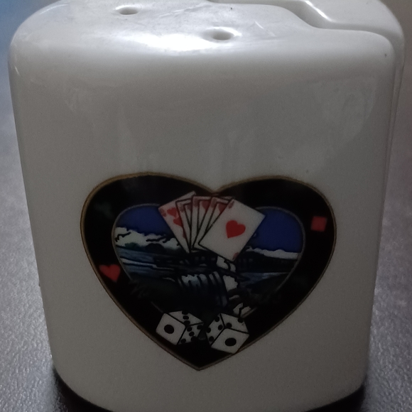 Niagara falls village ceramic, heart shaped salt and pepper shakers. - Picture 3 of 4